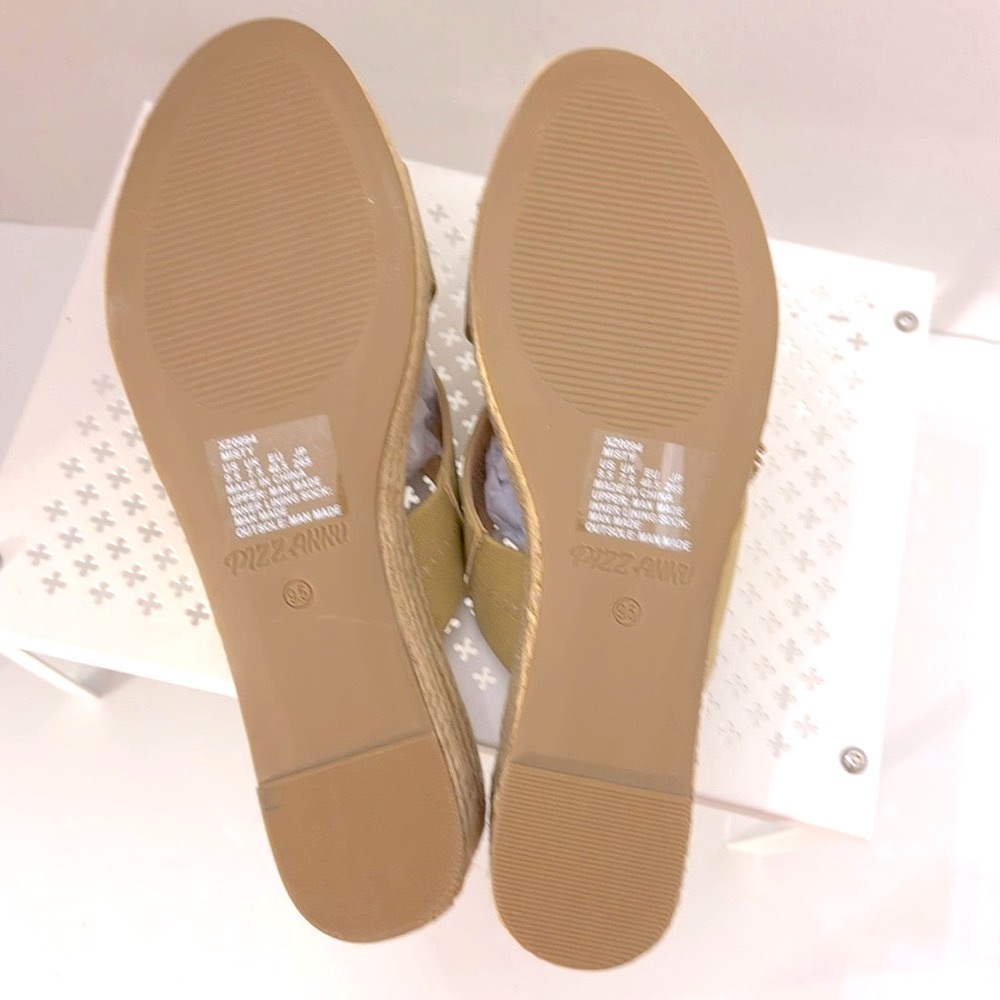 Pizz Annu Women's Tan 2.5” Wedge Heels Sandals Size 10 Slip On - Picture 5 of 7